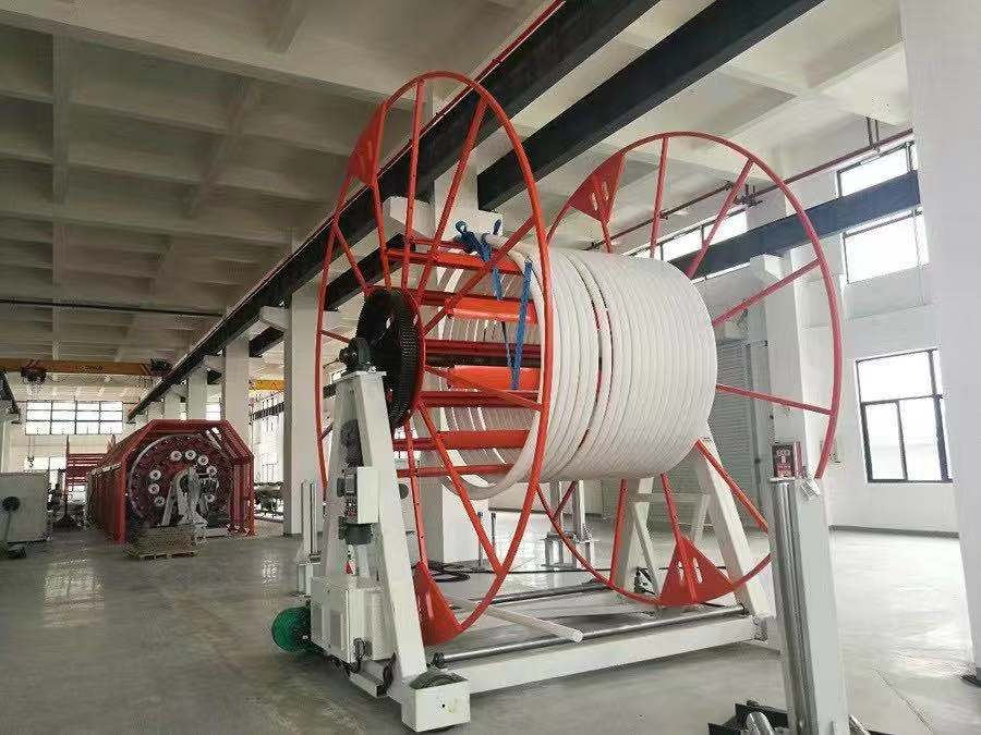 Linea di estrusione di tubi termoplastici rinforzati (RTP).